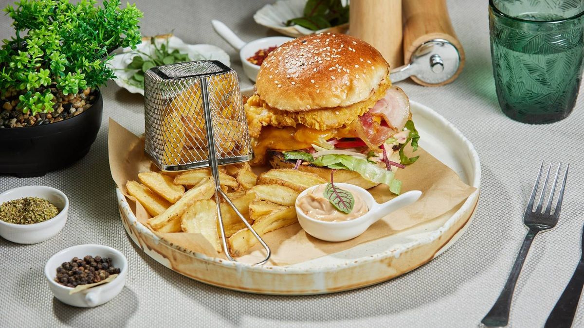Burger crispy de pui cu french fries și sos Nord Bistro